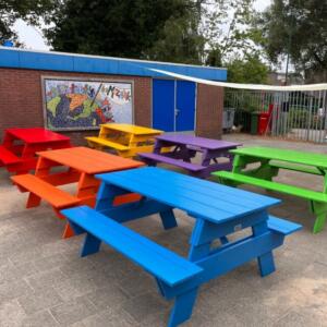 Gekleurde picknicktafels op maat gemaakt voor scholen